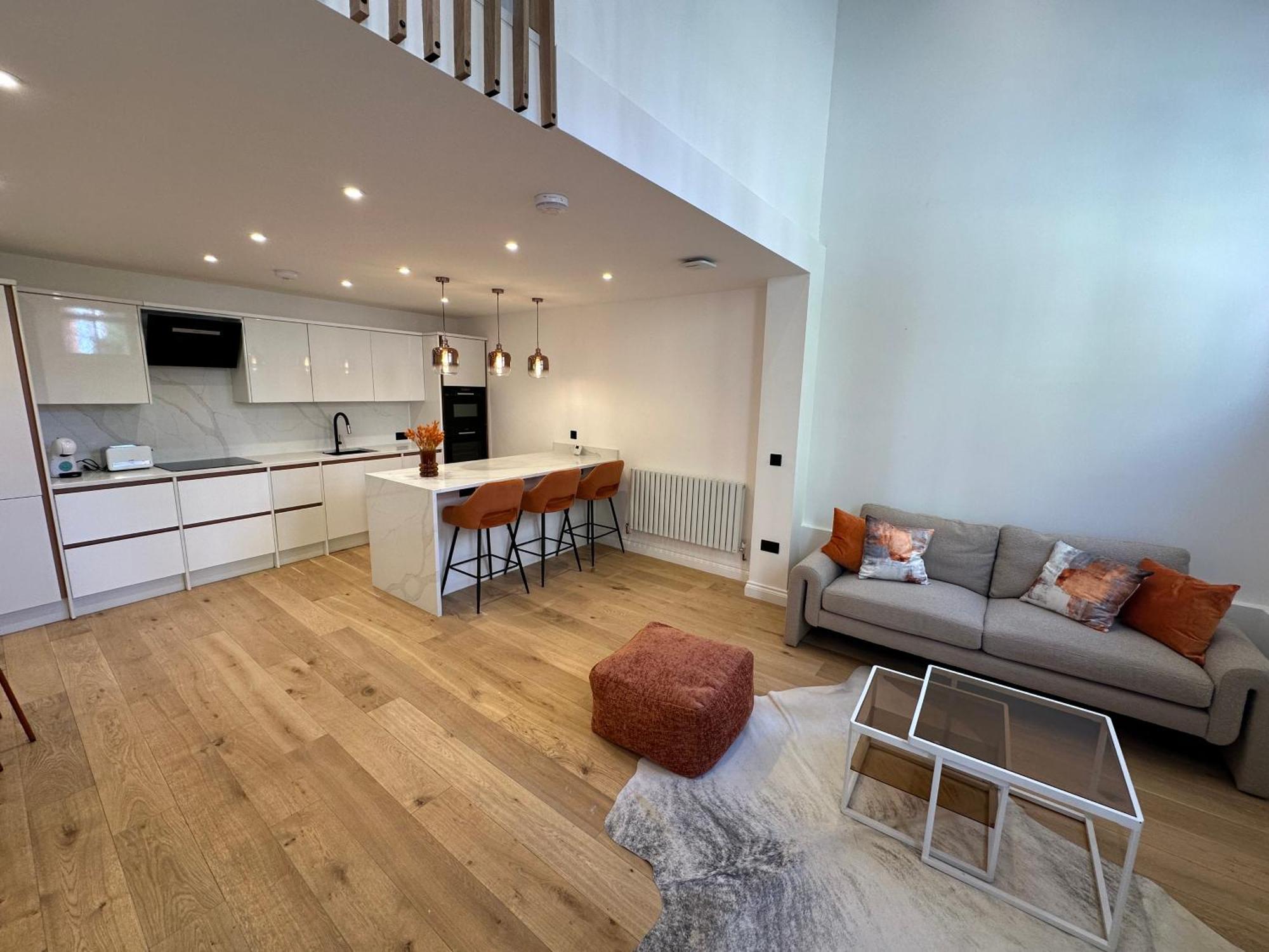 Modern House In Gated Compound * Londres